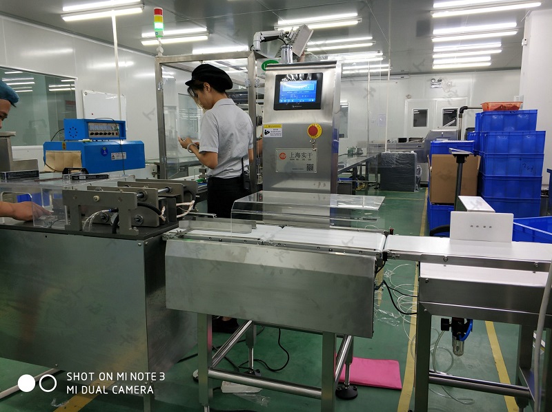 High accuracy checkweigher for cosmetics